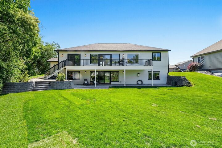 Property Photo: 800 S Camas Place WA 98837