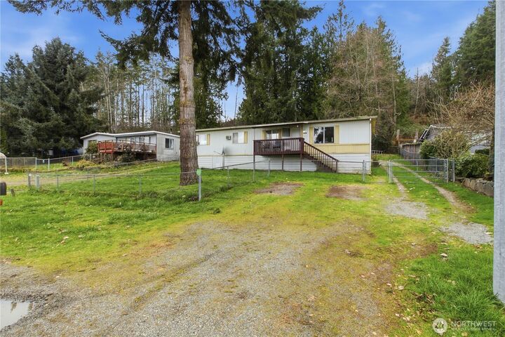 Property Photo: 14402 215th Avenue E WA 98391