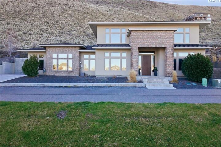 Property Photo:  915 Meadow Hills Dr  WA 99352 