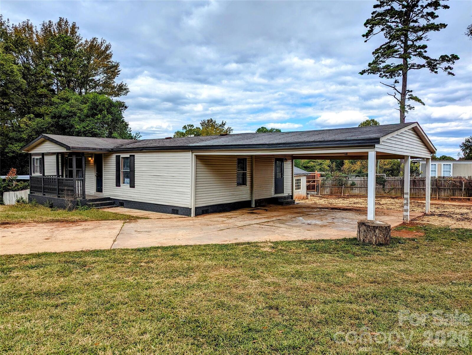 Property Photo: 7329 Twillingate Drive NC 28215