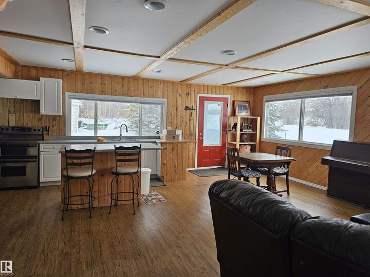 Property Photo:  215 2 Street  AB T0E 1A0 