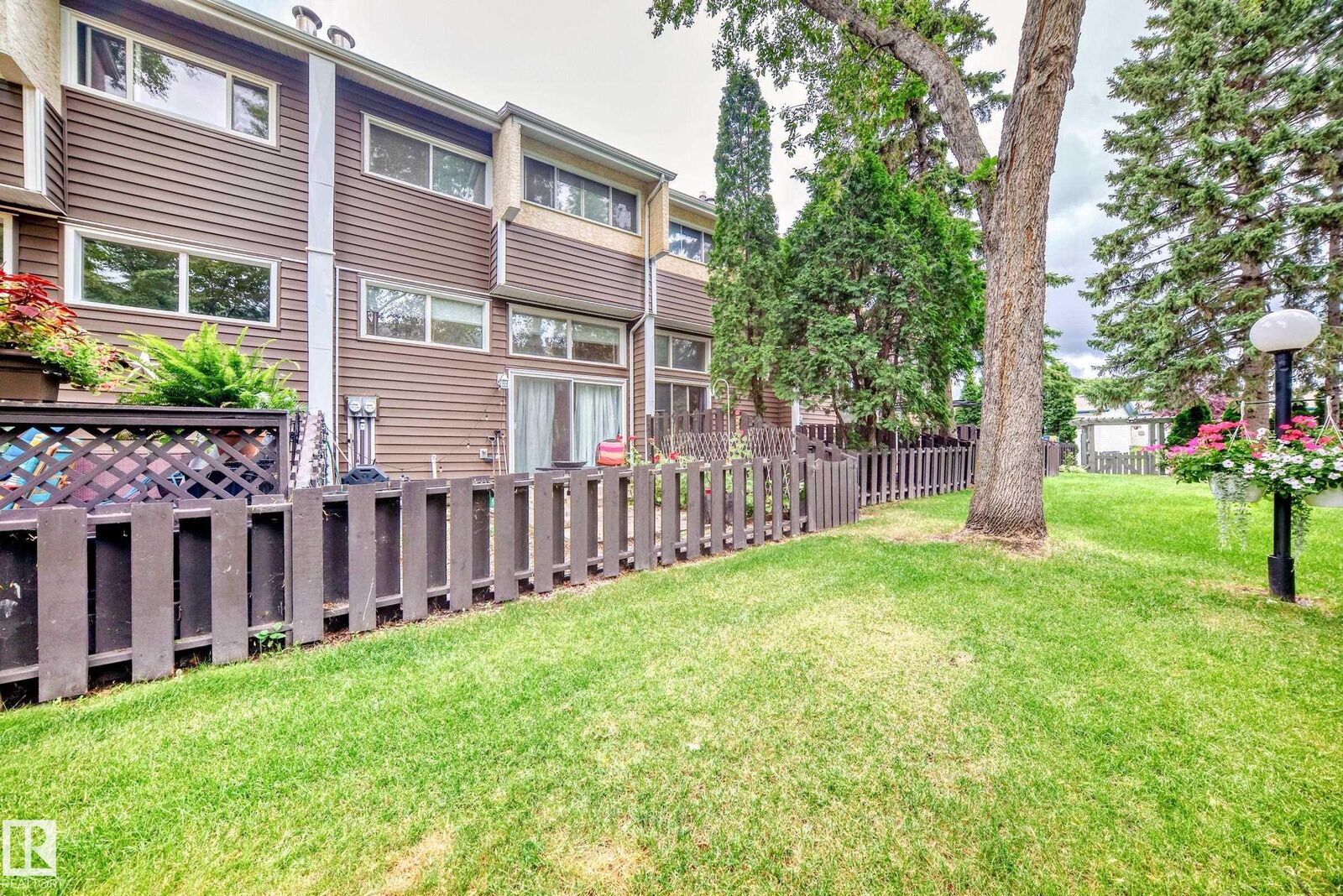 Property Photo:  1049 Millbourne Road NW  AB T6K 2K2 