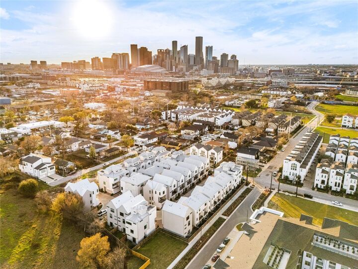 Property Photo:  2819 Decker Place  TX 77003 