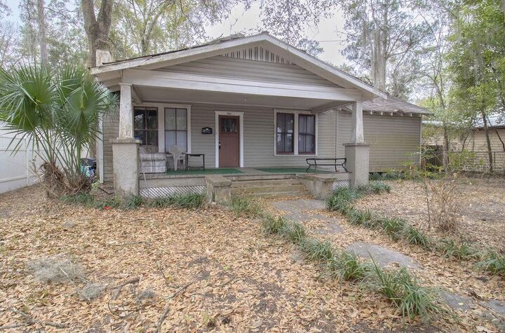 Property Photo:  907 NW 11th Avenue  FL 32601 
