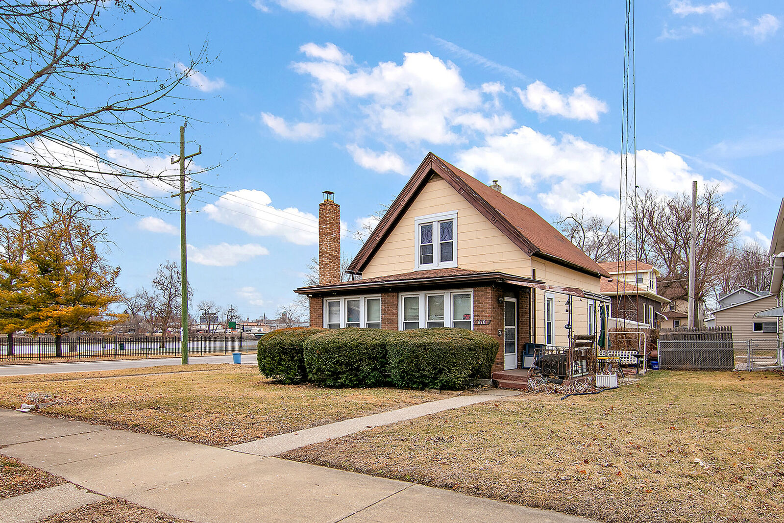 Property Photo:  810 S 4th Avenue  IL 60901 