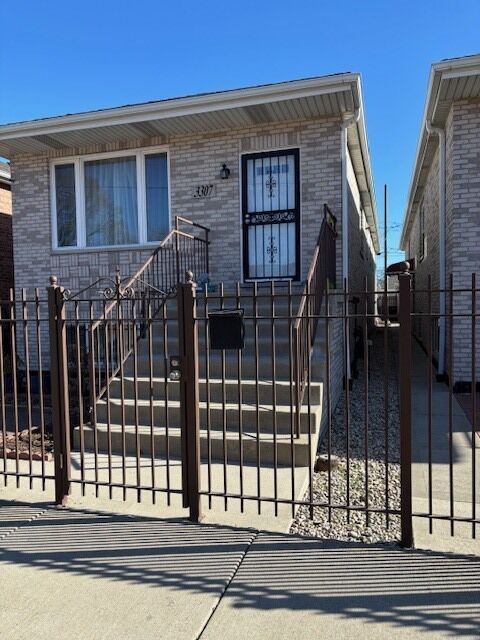 Property Photo:  3307 S Artesian Avenue  IL 60608 