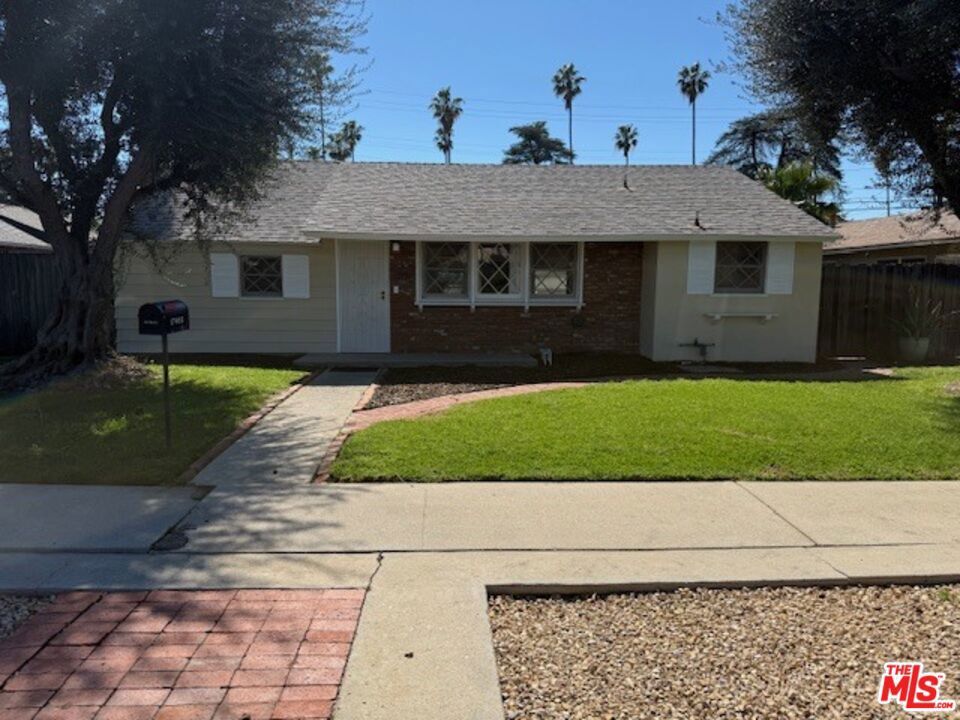 Property Photo:  17400 Cantlay Street  CA 91406 