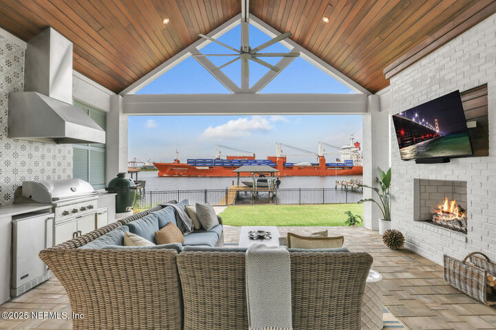 Property Photo: 11319 Kingsley Manor Way FL 32225