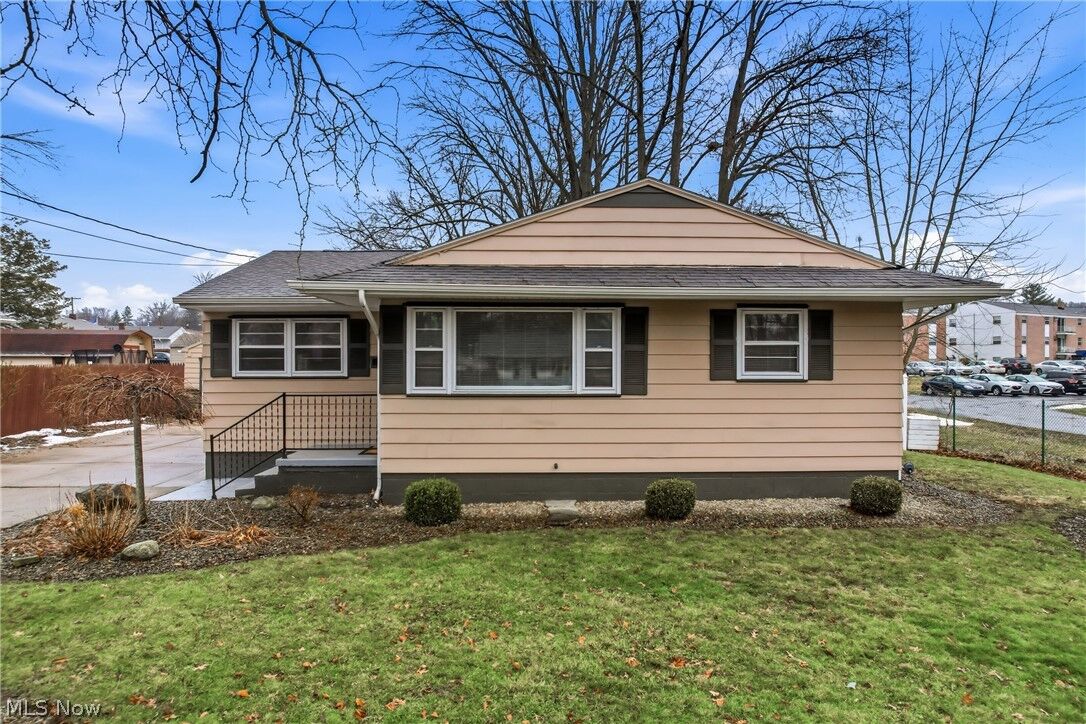 Property Photo:  1323 Old Forge Road  OH 44446 