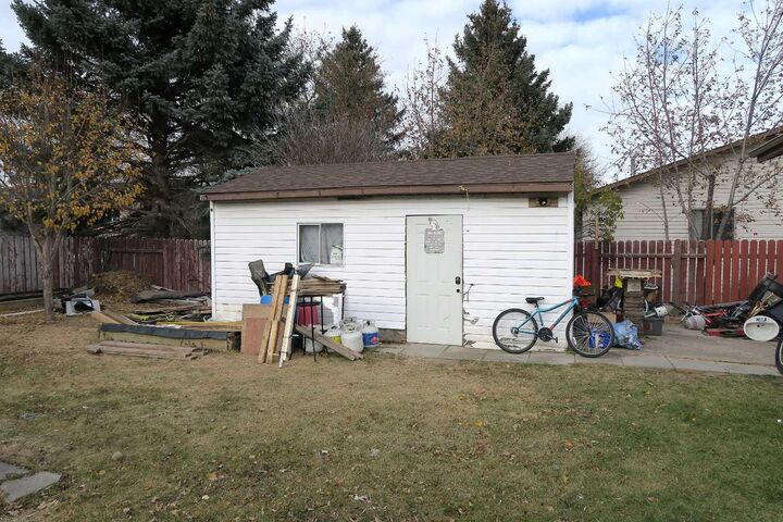 Property Photo:  15 Ash Street  AB T1R 0H1 