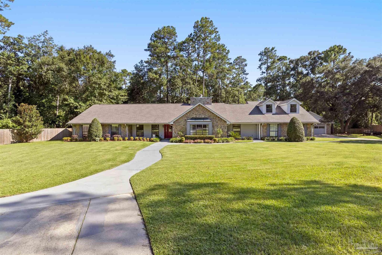 Property Photo:  219 Man O War Cir  FL 32533 