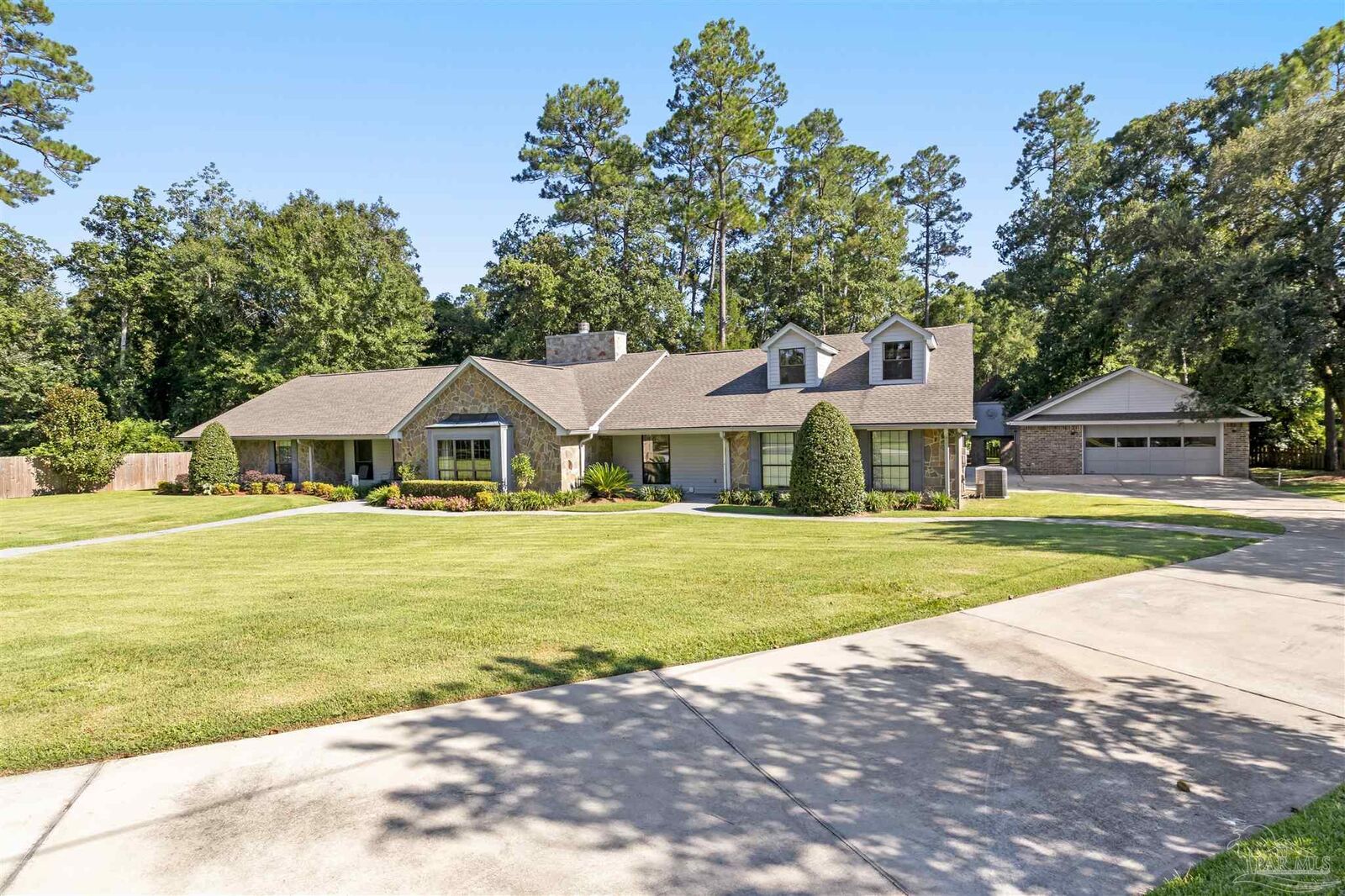 Property Photo: 219 Man O War Cir FL 32533