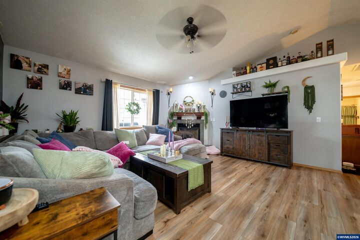 Property Photo: 1137 SE 2nd Av OR 97360