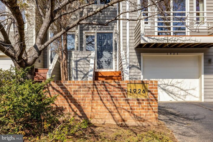 Property Photo:  1926 Lakeport Way  VA 20191 