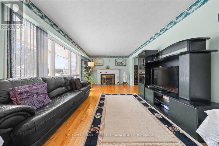 Property Photo:  34 Hadley Circle  ON K2H 6N9 