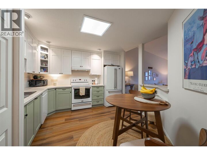 Property Photo: 501 Kildonan Avenue 2 BC V0E 1V2