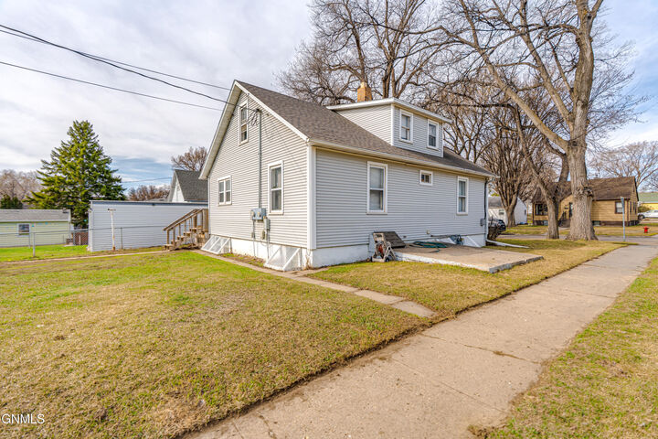 Property Photo:  725 18th Street  ND 58501 