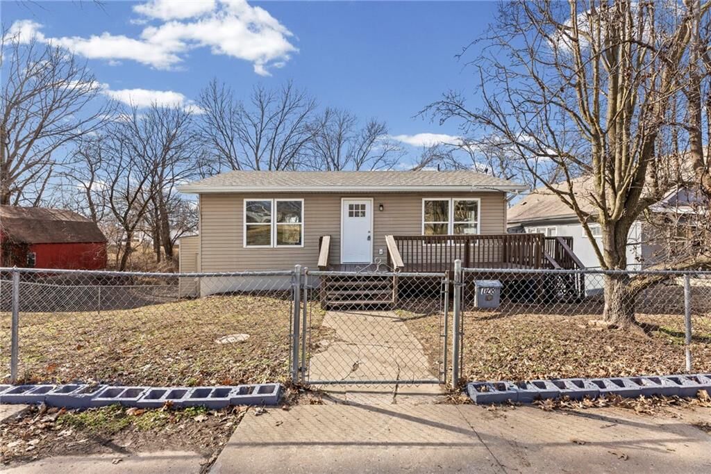Property Photo: 728 N Fuller Street MO 64050