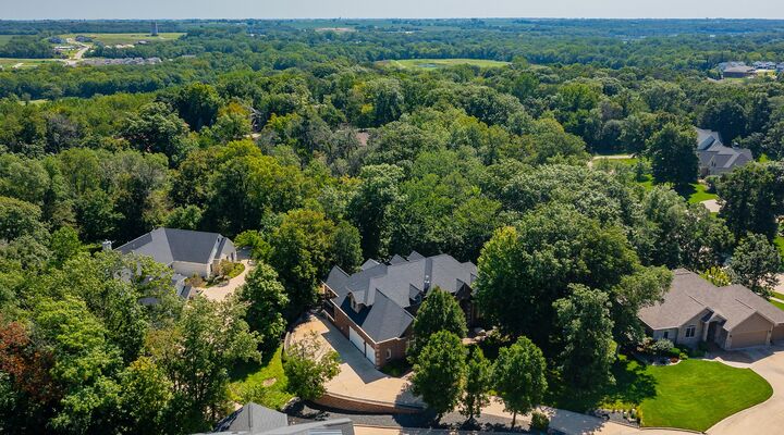 Property Photo:  605 Oakwood Place  IA 50226 