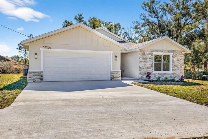 Property Photo:  37706 Dixie Avenue  FL 33525 