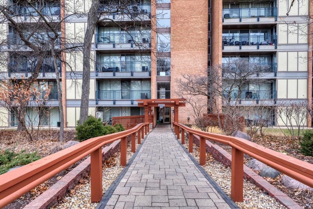 Property Photo:  6010 Oakwood Drive 3B  IL 60532 