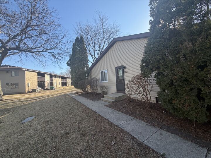 Property Photo:  1827 Kerrybrook Court 427  IL 60178 
