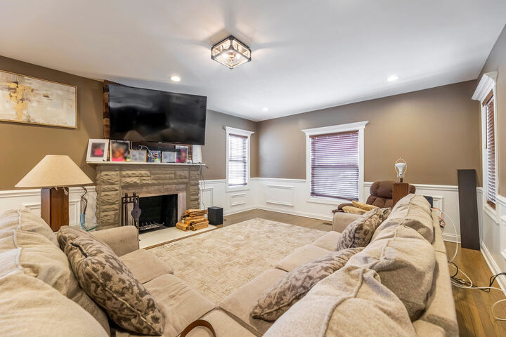 Property Photo:  7931 S Paxton Avenue  IL 60617 