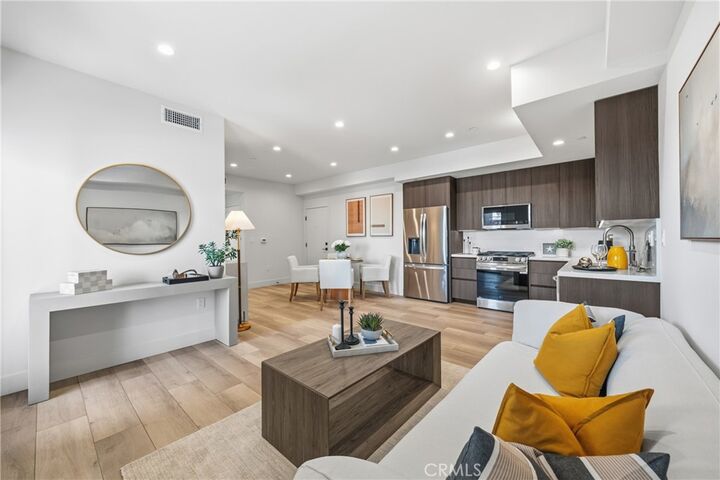 Property Photo:  150 S Oak Knoll Avenue 105  CA 91101 