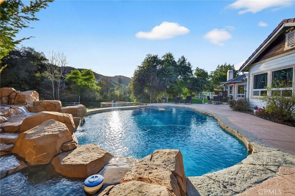 Property Photo:  41275 Hacienda Drive  CA 92562 