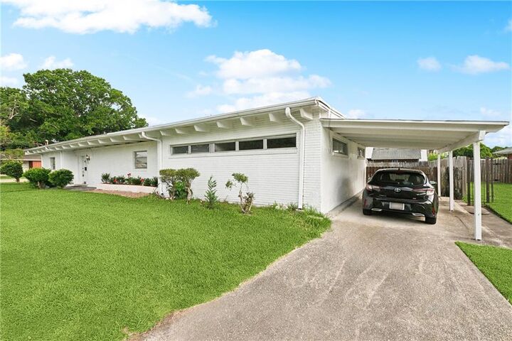 Property Photo:  1501 Poinsettia Drive  LA 70005 