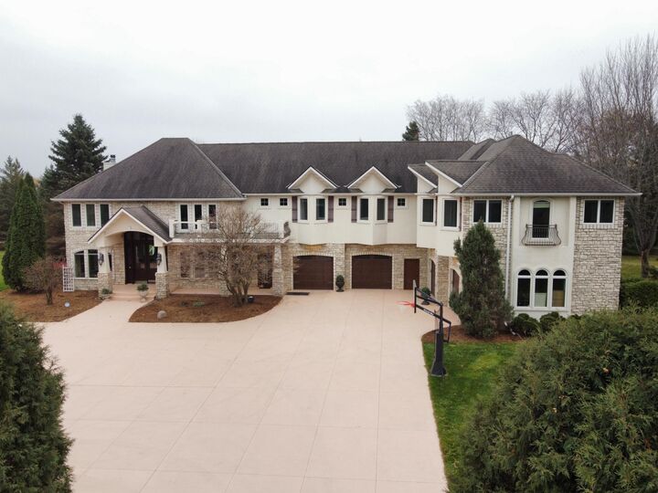 Property Photo:  2101 Timberwood Drive  MN 55317 