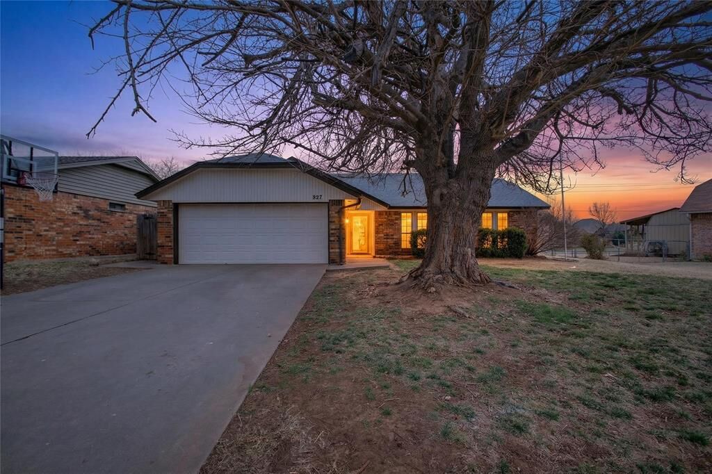 Property Photo:  827 Lancaster Drive  OK 73099 