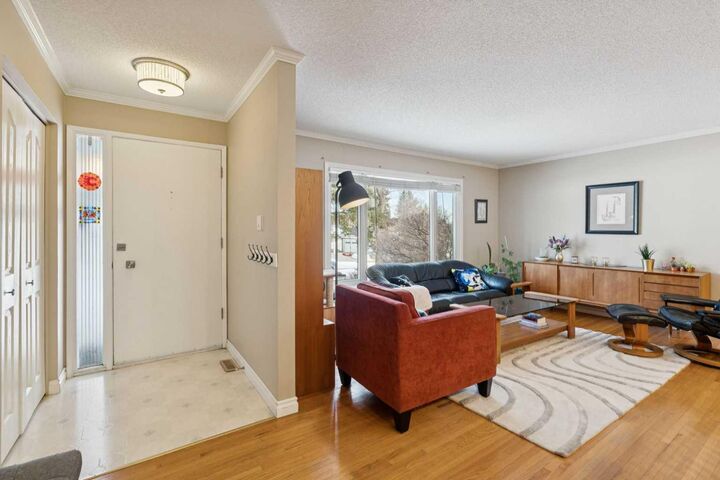 Property Photo:  9724 Oakhill Drive SW  AB T2V 3W5 