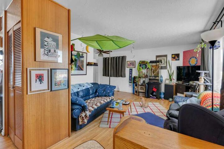 Property Photo:  3027 37 Street SW  AB T3E 3B5 