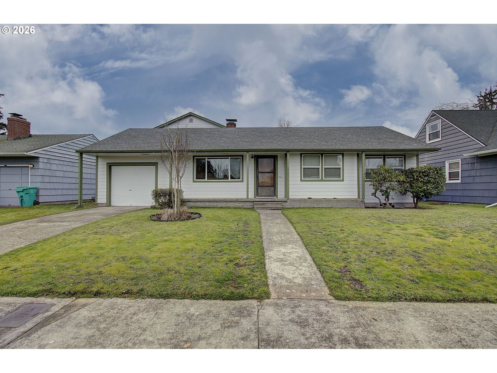 Property Photo:  9234 SE Salmon St  OR 97216 