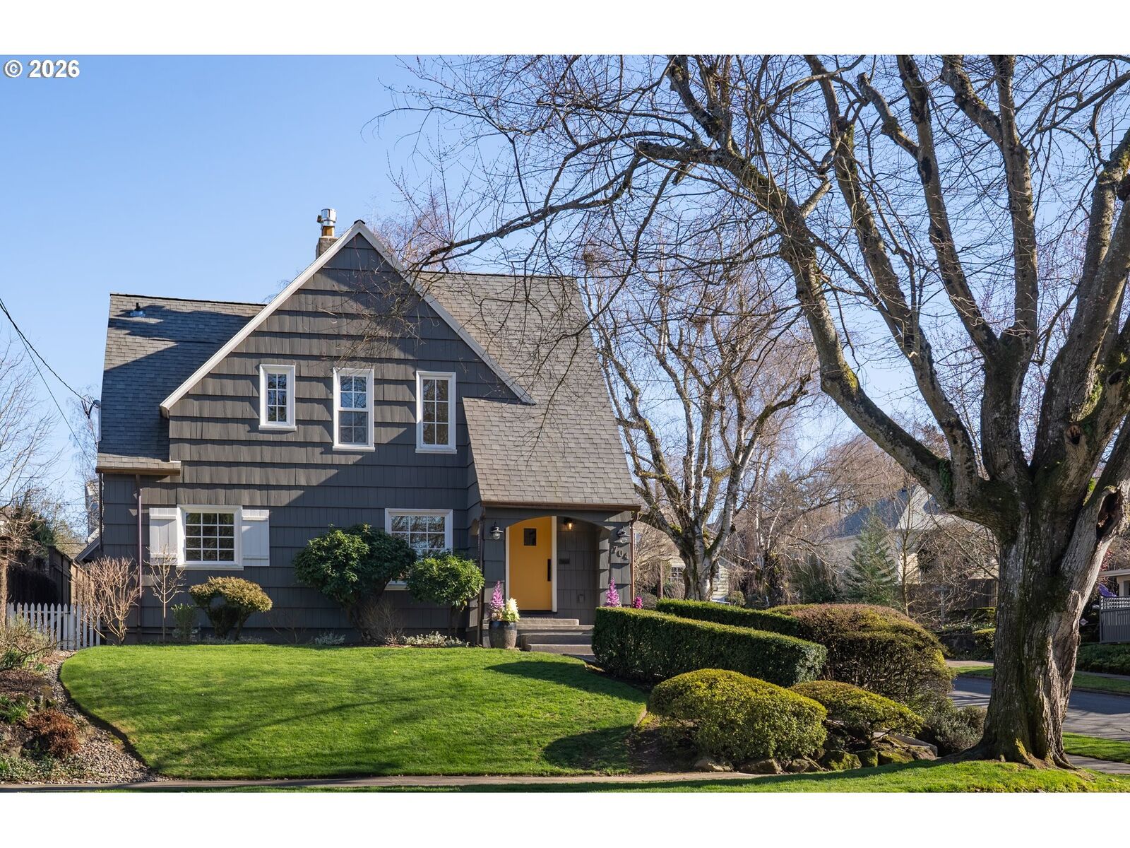 Property Photo:  704 NE Hazelfern Pl  OR 97232 