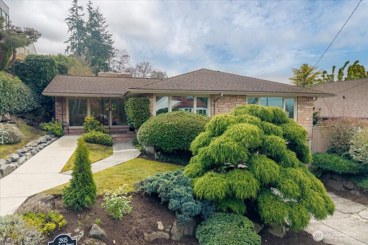 Property Photo:  2815 W Smith Street  WA 98199 
