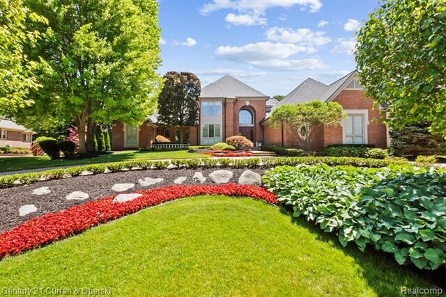 Property Photo:  18878 Oak Leaf Lane  MI 48168 