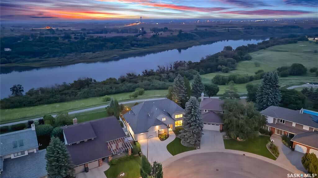 Property Photo:  323 Mallin Crescent  SK S7K 7X2 