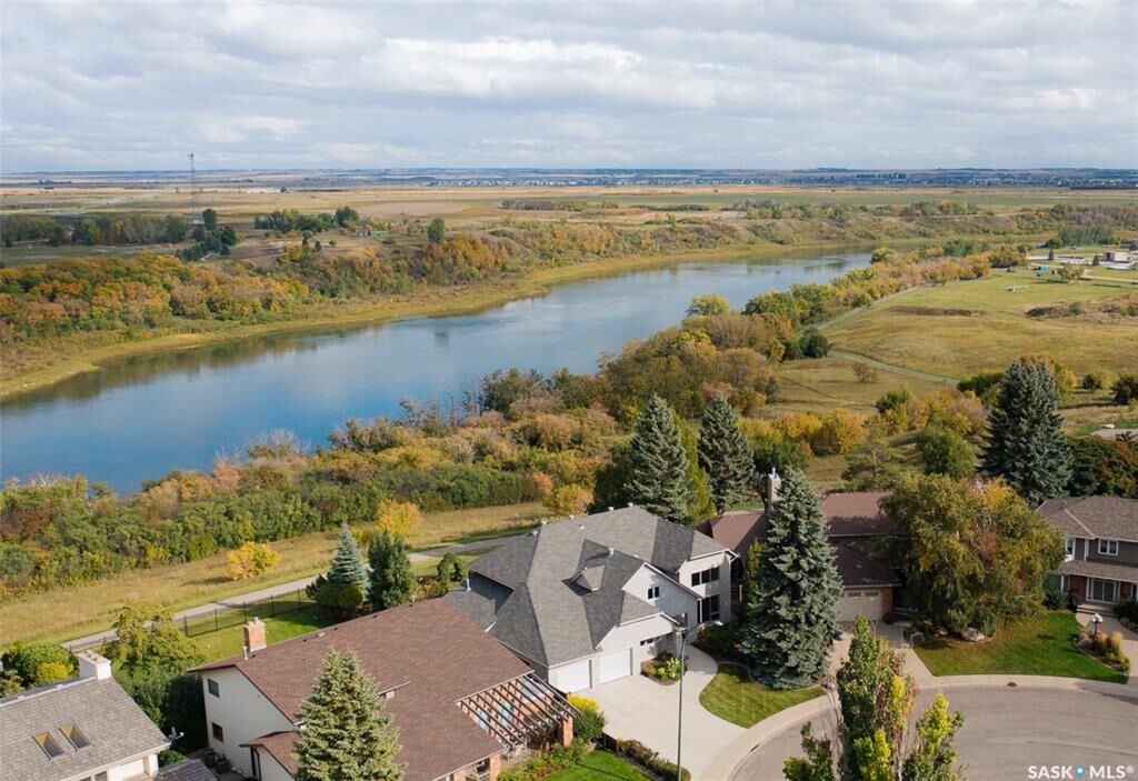 Property Photo:  323 Mallin Crescent  SK S7K 7X2 