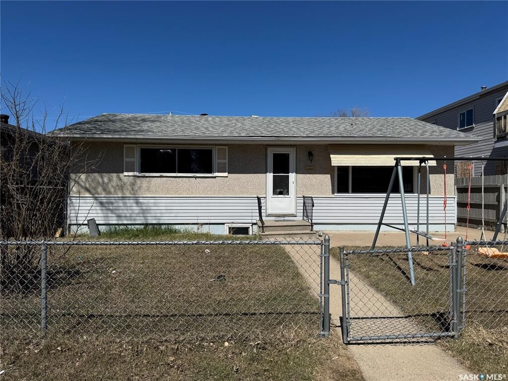 Property Photo:  552 6th Street E  SK S6V 0N4 