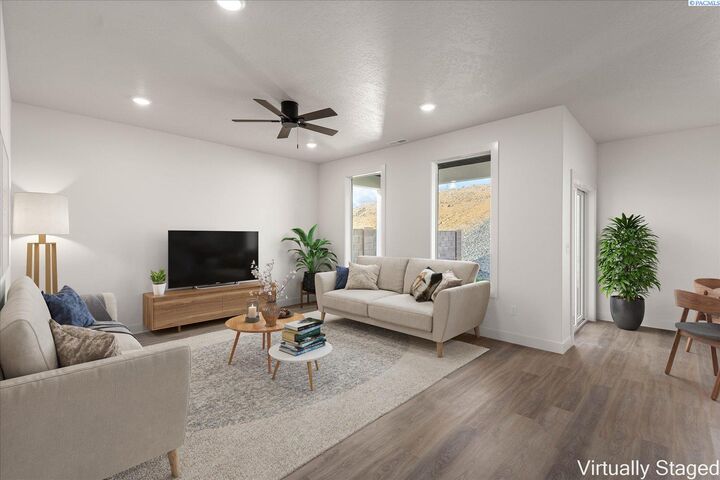 Property Photo: 6676 W 27th Ave 20 WA 99338