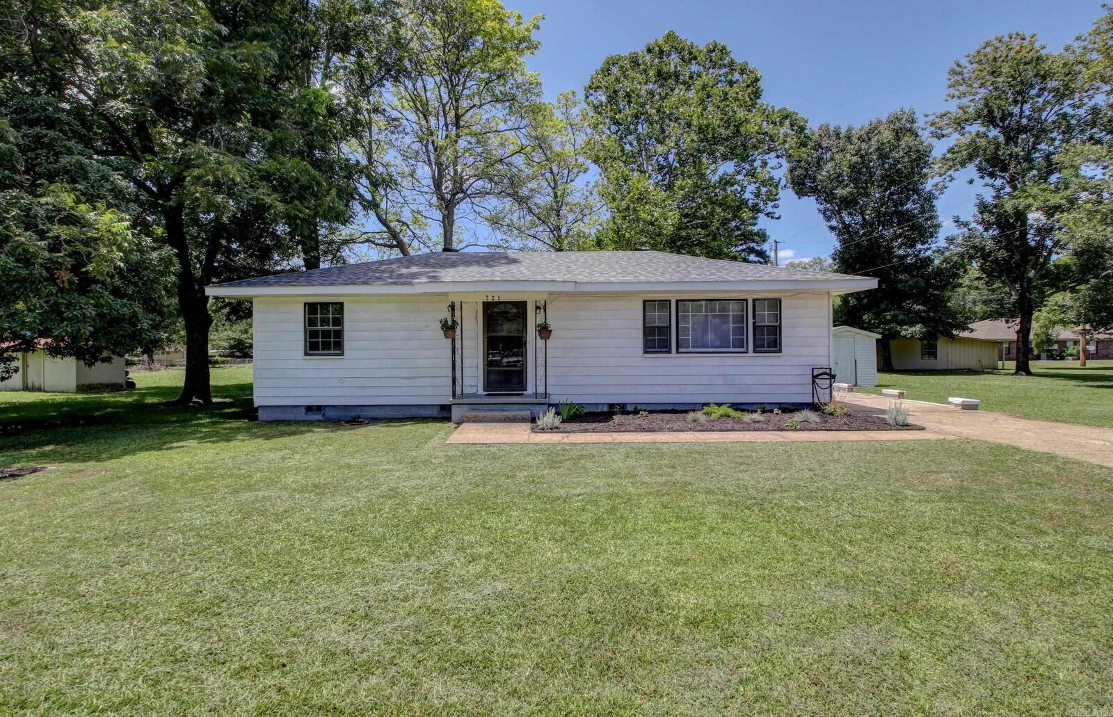 Property Photo: 721 Fairview St AR 72034