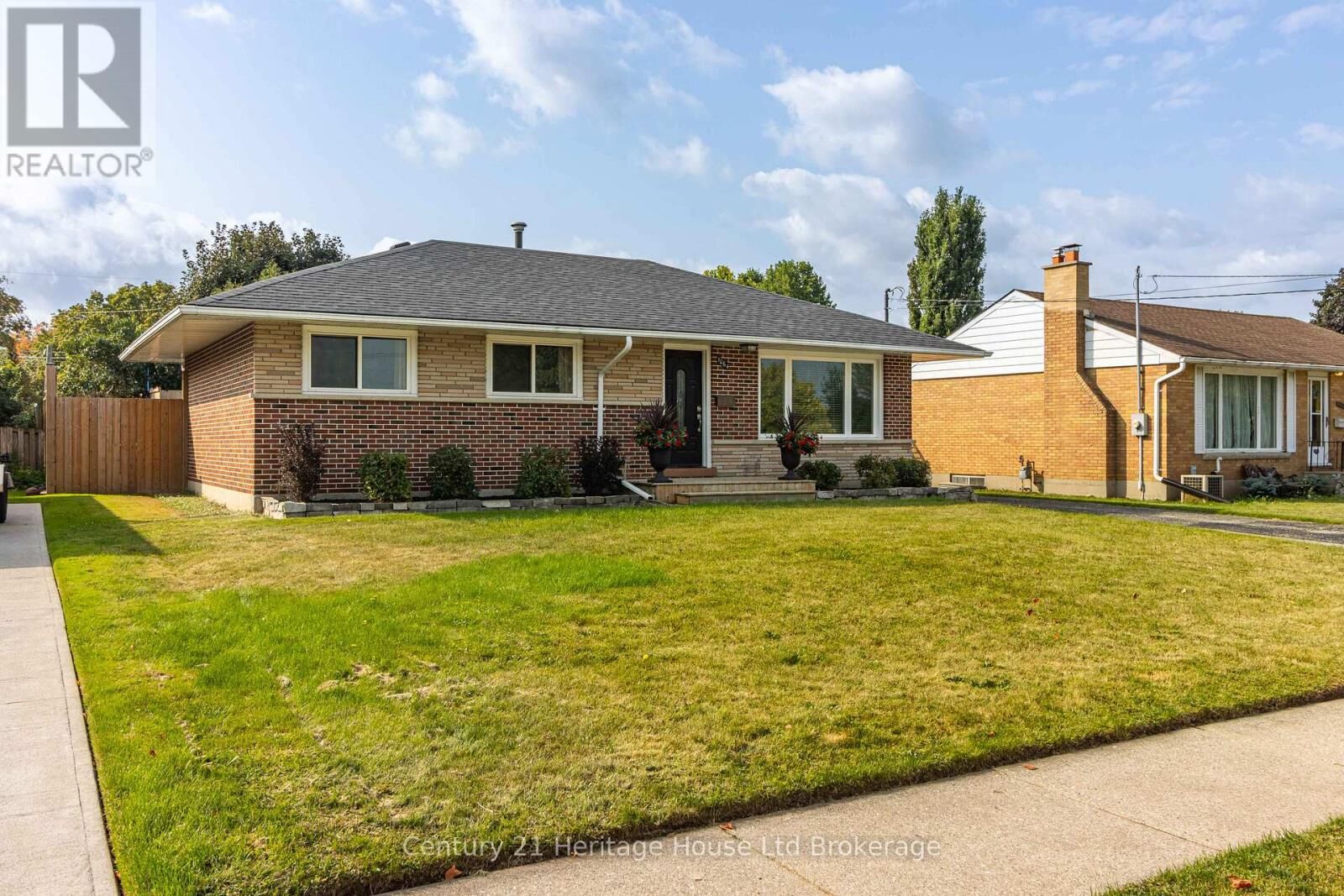 Photo de la propriété:  1064 Sovereign Road  ON N4S 5P2 