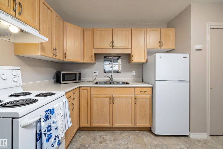 Property Photo:  8803 101 Street NW 4  AB T6E 3Z9 