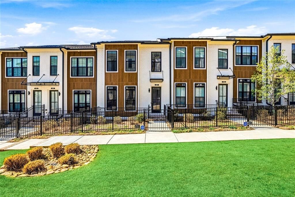 Property Photo: 407 Olmstead Way GA 30022