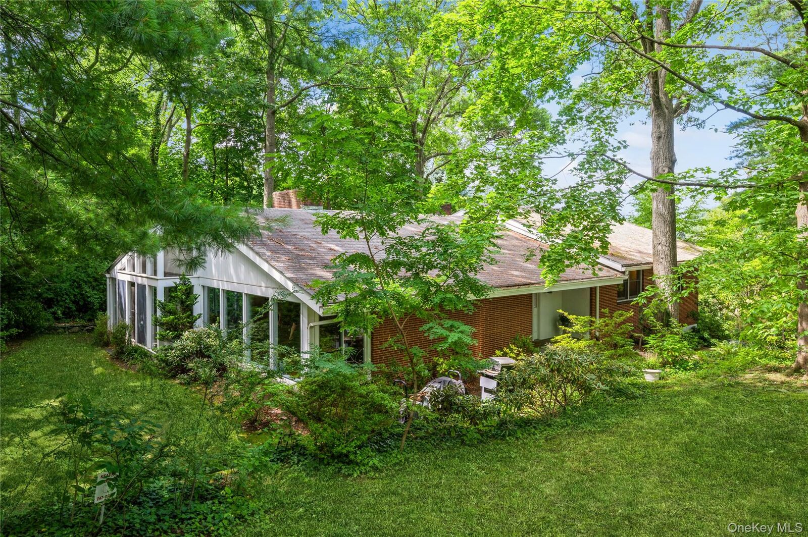 Property Photo:  160 Hampshire Road  NY 10708 