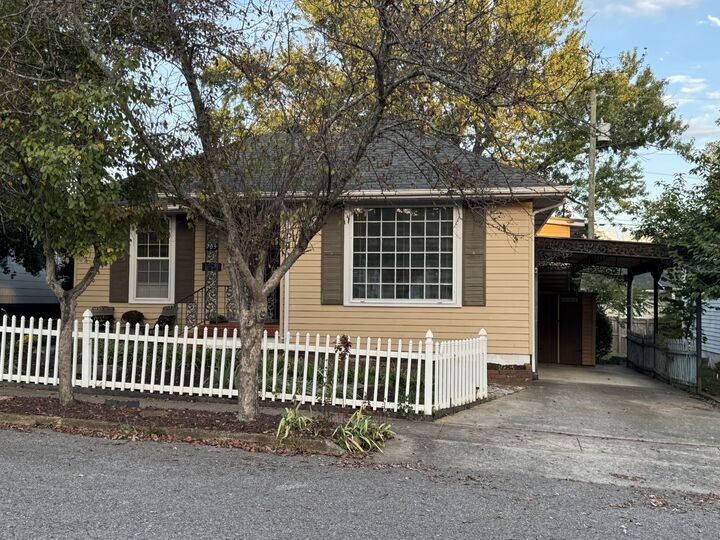 Property Photo:  703 Lawrence St  TN 37138 