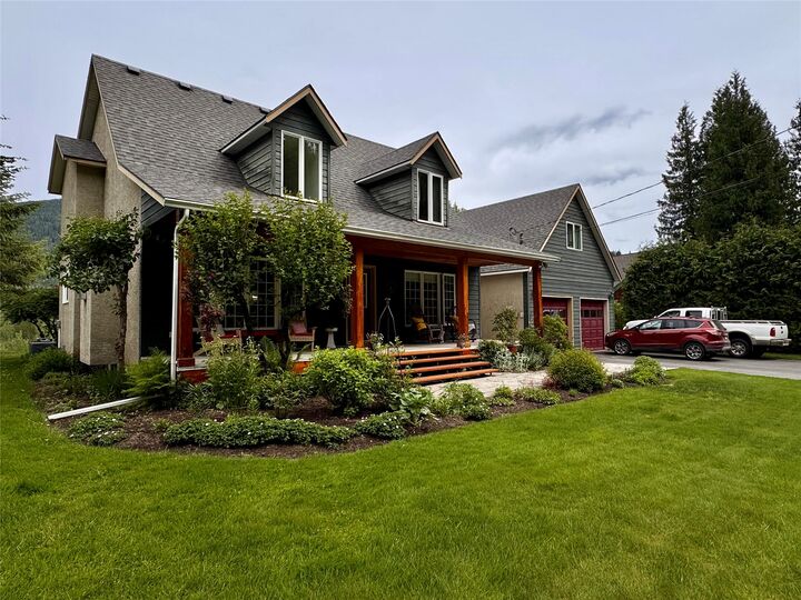 1820 Illecillewaet Road — photo 1