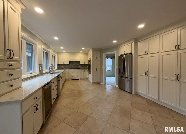 Property Photo:  7221 N Charles Way 14  IL 61614 